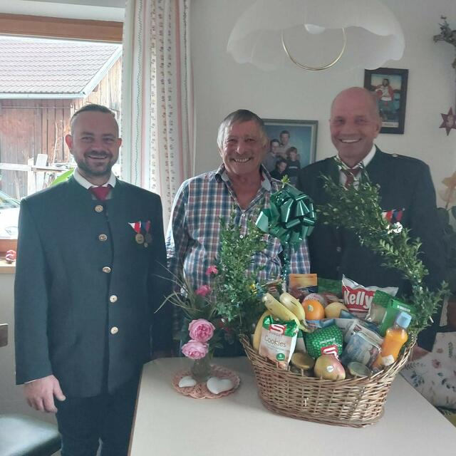 Foto von links: Subkassier Dominik Gruber, Jubilar Johann Embacher, Obmann-Stv. Franz Feiel | Foto: Kameradschaft Ramingstein