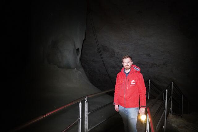 Laut dem Betriebsleiter Franz Reinstadler ist die Hauptaufgabe der Tourguides die Besucherinnen und Besucher mit an "Schmäh" durch die Höhle zu führen. | Foto: Philipp Scheiber
