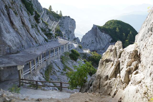 Der Weg zur Höhle dauert circa 15 Minuten und besticht mit einem Ausblick über den ganzen Pongau. | Foto: Philipp Scheiber