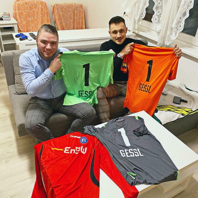 Ein Präsent für den Redakteur. Markus Kahrer sammelt Fussball-Trikots und Sebastian Gessl nahm ihm zum Gespräch einige Exponate mit! | Foto: Kahrer