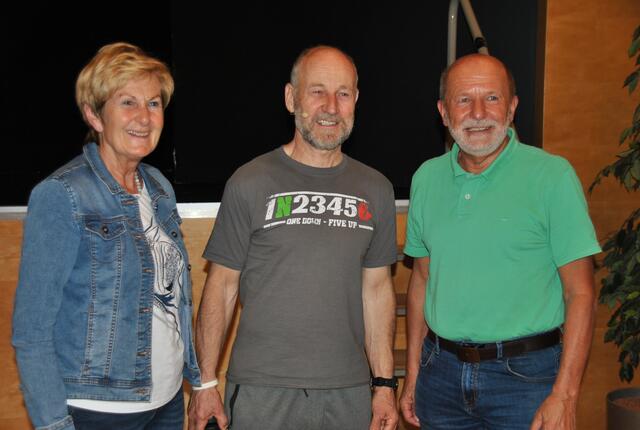 Irmgard und Ewald Zarnhofer aus der Breitenau nutzten Düringers Nahbarkeit für ein gemeinsames Foto.  | Foto: Tamara Himsl