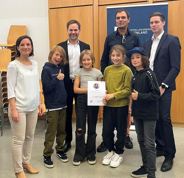 IV-Burgenland GF Aniko Benkö, Vizepräsident der IV-Burgenland Matthias Unger, Physiker Bernhard Weingartner und Schulqualitätsmanager Daniel Baumann mit dem Siegerteam des PANNOTECHNIKUS 2023 von der VS Neufeld. | Foto: IV Burgenland