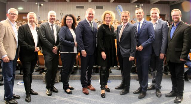 GR. Christian Hoffmann, Abg. Rainer Spenger, SQM Heinz Kerschbaumer, Sektionschefin Doris Wagner, Abg. Franz Dinhobl, LR Christiane Teschl-Hofmeister, Schulleiter Martin Lang, Bildungsdirektor Karl Fritthum, Gr Christian Filipp, GR Robert Pfisterer | Foto: Claudia Seidl