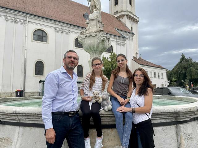 Familie Sollak am Brucker Hauptplatz: Vater Dieter, die Schwestern Nathalie und Melanie und Mutter Jasmine | Foto: Michalka 