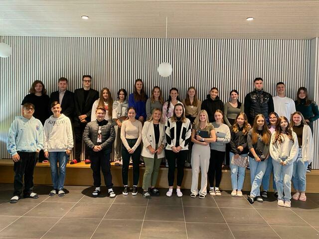 Teamfoto der Klassen- und Schulsprecher der 15 HLW- und Fachschulklassen nach erfolgreich absolvierter erster Klassensprecher:innensitzung am 12.10.2023 | Foto: hlwspittal Schülervertretung