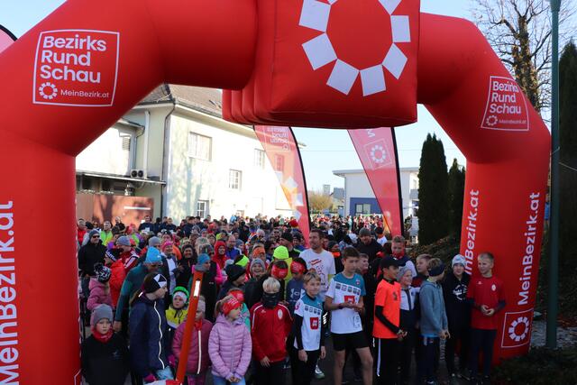 Vergangenes Jahr waren rund 500 Teilnehmer beim Charitylauf dabei. | Foto: Ebner