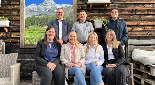Vier Firmen waren beim heurigen Unternehmertag vertreten. Diese wurden repräsentiert von Stefanie Reiter, Christina Brunner, Melanie Seebacher, Nina Feiersinger (v.v.l.), Armin Bachlechner, Helmut Senfter und Simon Kofler (h.v.l.)
| Foto: Hannes Gailer