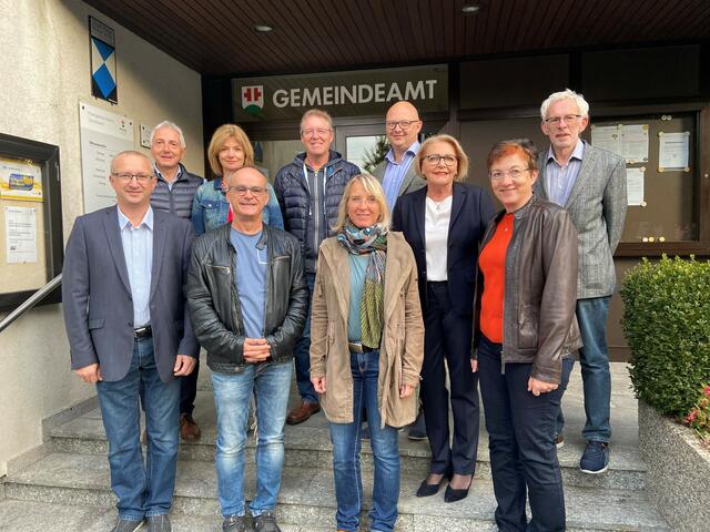 Alle ziehen an einem Strang: 1. Reihe: Vizebürgermeister Gerhard Seemann, Martin Länglacher (Mittelschule), Birgit Rudelstorfer (Mittelschule), Anna Maria Hochhauser, Direktorin Elisabeth Huber
2. Reihe: Franz Lugmair/voran Maschinen GmbH, Petra Eiselt (Mittelschule), Danmayr Wolfgang (Mittelschule), Robert Wimmer/Wimmer Elektro GmbH, Franz Jacksch/Tischlerei Jacksch Möbel e.U.  | Foto: WK