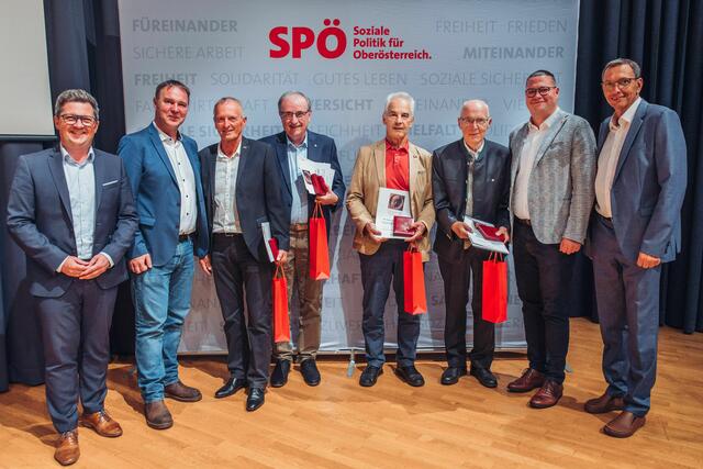 Landesparteivorsitzender Michael Lindner, Bundesparteivorsitzender Andreas Babler mit
Bezirksparteivorsitzenden Thomas Antlinger und Bezirksgeschäftsführer Klaus Höllerl bei der
Verleihung der Victor-Adler-Plaketten an v.l.n.r. Siegfried Straßl, Franz Königsdorfer, Rudolf
Hauzenberger und Heinz Engel. | Foto: MecGreenie 