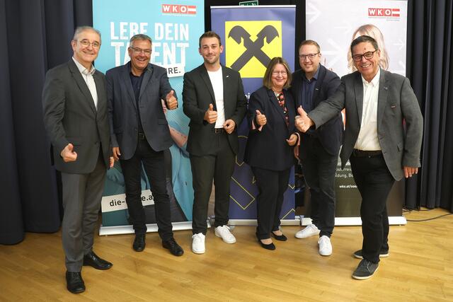 Gemeinsame Freude der Organisatoren: Michael Pittrof (Raiba EF), Christoph Schweitzer (BH EF), Alexander Schauer (AMS EF), Doris Aflenzer (SQM), Tobias Luger (WKO EF), Hans Moser (WKO EF) | Foto: Andreas Maringer