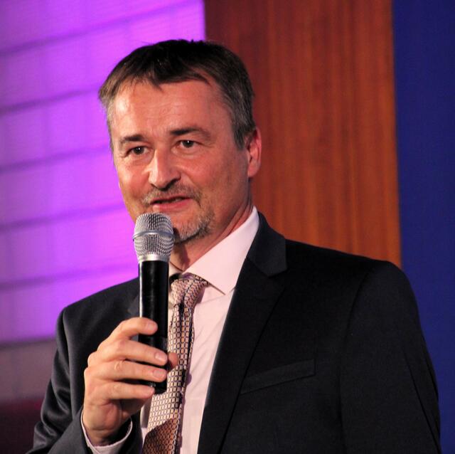 Schulleiter Dipl. Ing. Martin Lang sprach über die langjährige Gesichte der Schule. | Foto: Claudia Seidl