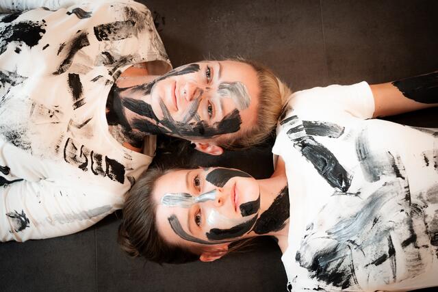 Das Singer-Songwriter Duo "Karonie" bringt kommenden Freitag seine neue Nummer "Perspektiven" heraus.  | Foto: Karonie