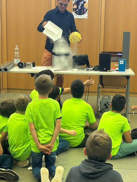 Teams des PANNOTECHNIKUS bei der Quizshow mit Bernhard Weingartner.  | Foto: IV Burgenland