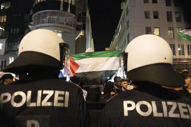 Nachdem sich die Stimmung nach dem Angriff der Hamas auf Israel auch hierzulande immer weiter aufheizt, erwägt Innenminister Gerhard Karner (ÖVP) die Terrorwarnstufe auf die höchste Stufe zu erhöhen.  | Foto: TOBIAS STEINMAURER / APA / picturedesk.com