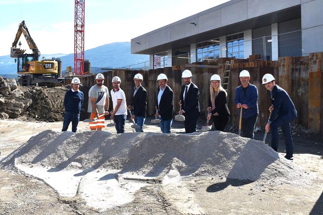 v.l.: Thomas Leitner (Bauleiter), Nermin Kurtalic (Polier), Marco Leitner (Bauleiter), Thomas Schnitzer-Osl (Sachgebiet Zentrale Baudienste), Gerhard Wastian (Abt. Hochbau), LHStv Georg Dornauer, Katharina Zinner (Abt. Hochbau), Mario Ramoni (Architekt) und Florian Schöpf (Sachgebiet Landeskanzleidirektion) | Foto: Land Tirol/Milicevic