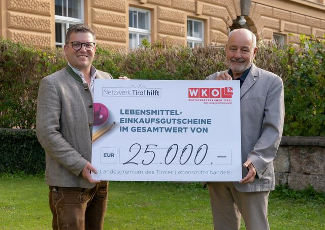 Herbert Peer (r.) vom „Netzwerk Tirol“ bedankt sich bei Obmann Stefan Mair (l.) für die großzügige Unterstützung durch das Landesgremium des Tiroler Lebensmittelhandels. | Foto: © Andreas Friedle 