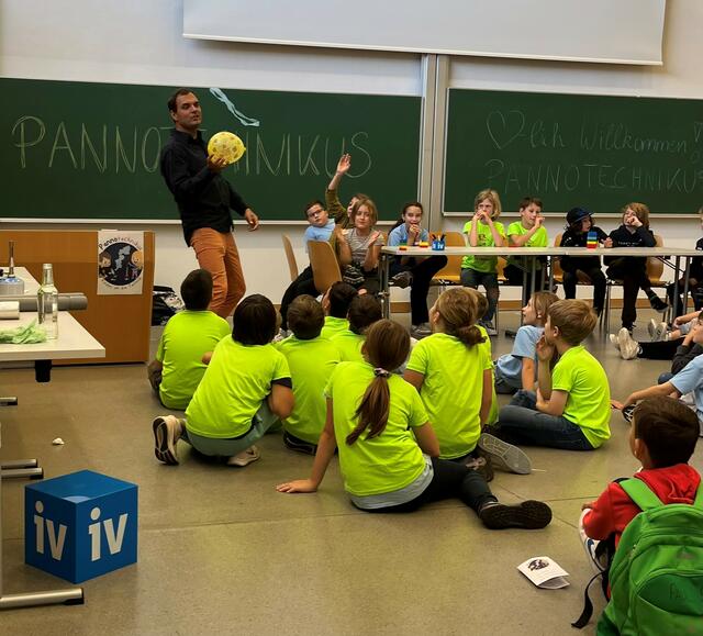 Physiker Bernhard Weingartner begeistert Jungforscherinnen und Jungforscher mit seinen Experimenten.  | Foto: IV Burgenland