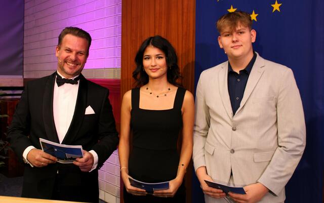 Mag. Martin Wukowich und die Schüler Aleyna Canik und Patrick Seidl moderierten den Festakt. | Foto: Claudia Seidl