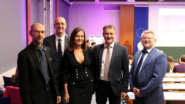 Die Abteilungsvorstände Karl Filz, Josef Schneider, Nadja Trauner, Schulleiter Martin Lang und Horst Eisinger stellen das Fundament der HTL dar und freuten sich über die zahlreichen Gratulationen. | Foto: Claudia Seidl