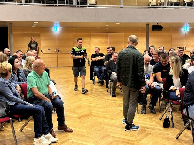 Der junge Mann, der noch schnell Bier holen musste, entging Düringers Aufmerksamkeit nicht und sorgte so für einige ungeplante Lacher.  | Foto: Tamara Himsl