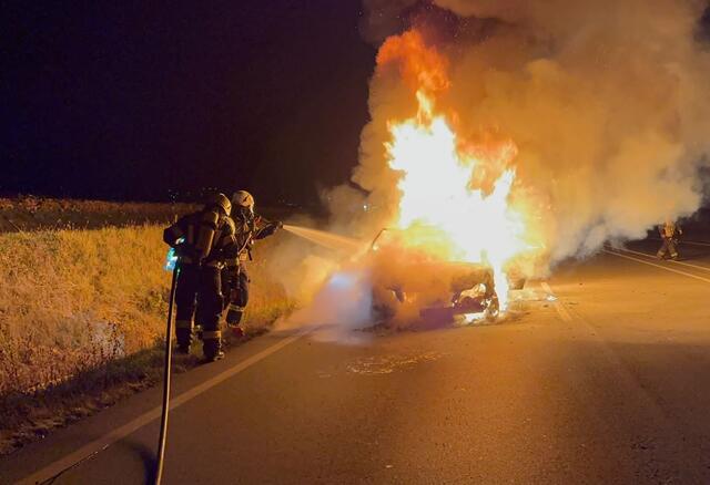 Die Stadtfeuerwehr Oberwart löschte einen Autobrand auf der B50. | Foto: Stadtfeuerwehr Oberwart