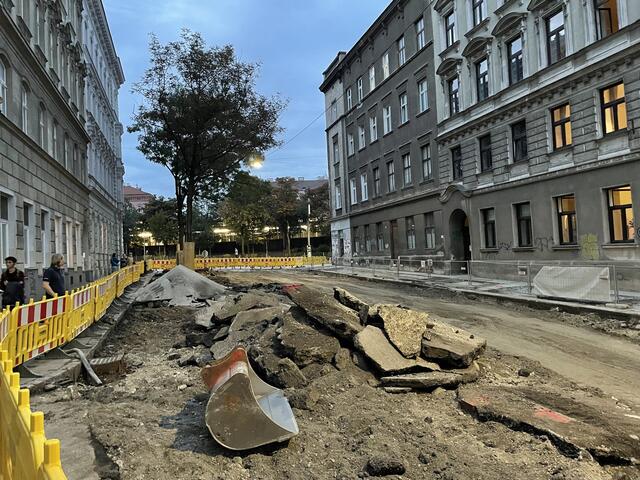 In der Bernardgasse wird zwischen Wimbergergasse und Gürtel bereits gebaut. Zunächst sollen die Wasserleitungen erneuert werden. | Foto: Martin Rolshausen
