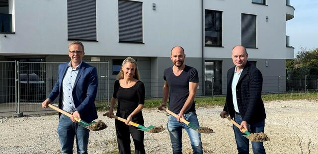 Die Kinderärzte Julia und Bernd Singer starten voraussichtlich 2025 mit ihrer Kinderarztpraxis im „Stadthaus II“. Baumeister Ulrich Gutenthaler (r.) und Bürgermeister Fritz Robeischl (l.) unterstützten beim Spatenstich.
 | Foto: Stadtgemeinde Pregarten