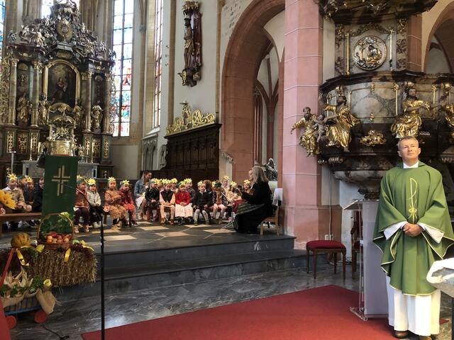 Dechant Zoltan Papp zelebrierte feierlich die Heilige Messe des Erntedankfestes, die auch von den Kindergartenkindern mitgestaltet wurde. | Foto: Privat