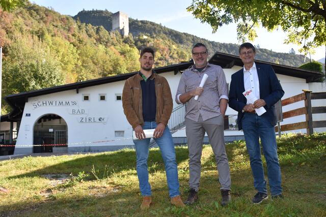 Bürgermeister Thomas Öfner (r.), Wohnausschuss-Obmann Fred Stecher(m.) und Florian Graf von der Neuen Heimat Tirol stehen am Grundstück vor dem Zirler Schwimmbad, wo bald das erste Zirler Wohnprojekt seit über 15 Jahren realisiert werden soll.  | Foto: Lair