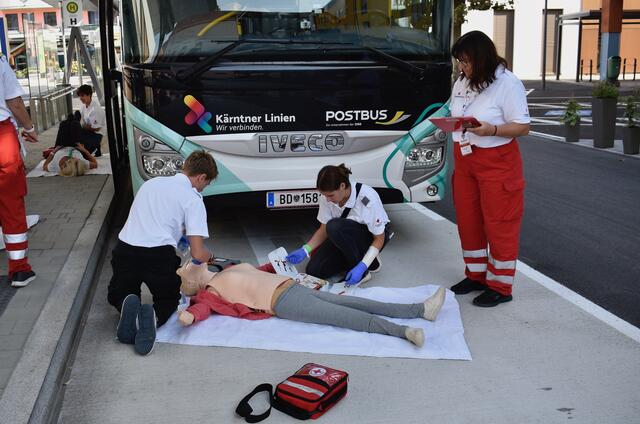 Treffen in der Gemeinschaft inklusive dem Erlernen wertvoller Fähigkeiten: In der Jugendgruppe des Roten Kreuzes lernen die Mitglieder Erste Hilfe. Wer dann möchte, kann diese Kenntnisse auch bei Jugendwettbewerben – wie hier am Foto 2022 in Völkermarkt – unter Beweis stellen. | Foto: RegionalMedien