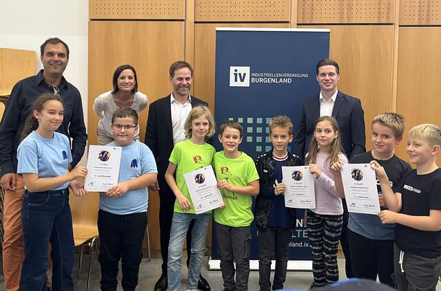 Die besten Volksschulen: VS Weppersdorf, VS Oberwart, VS Mörbisch, VS Schlaining mit Physiker Bernhard Weingartner, IV-GF Aniko Benkö, IV-Vizepräsident Matthias Unger, Schulqualitätsmanager Daniel Baumann

 | Foto: IV Burgenland