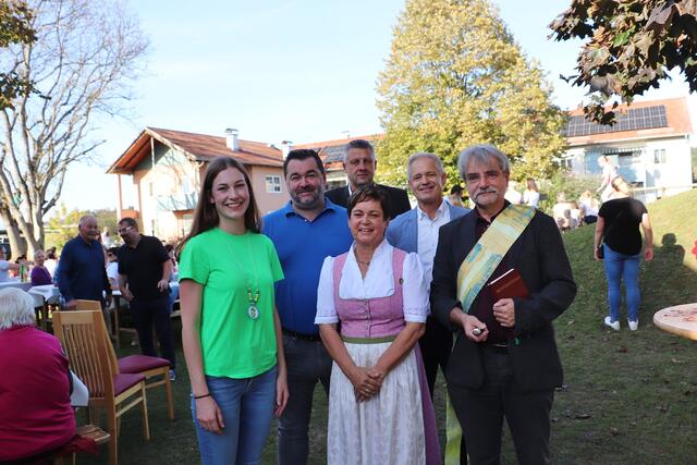 Bgm. Waltraud Walch mit Mitgliedern des Gemeindevorstandes sowie Kindergartenleiterin Stefanie Kainz und Diakon Michael Zepf. | Foto: Edith Ertl