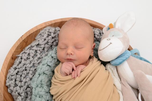 Theo Valentin
Geburtsdatum: 12.7.2023,
Gewicht: 2835 g, Größe: 49 cm,
Eltern: Rebecca Baumann und
Rene Keimel aus Pölfing-Brunn | Foto: babysmile