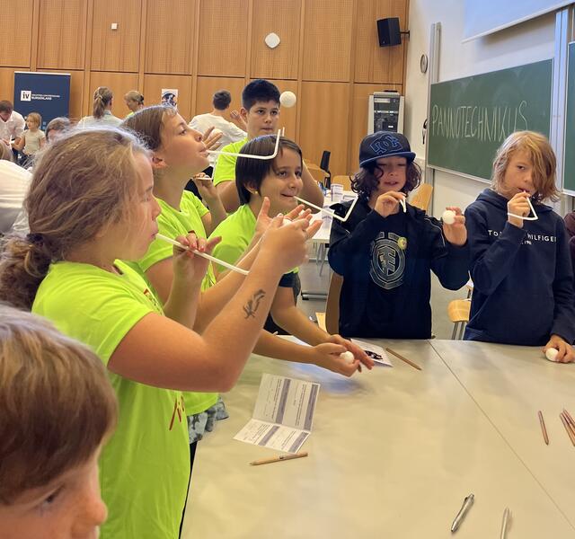 Volksschule Oberwart und Neufeld beim Experimentieren. | Foto: IV Burgenland