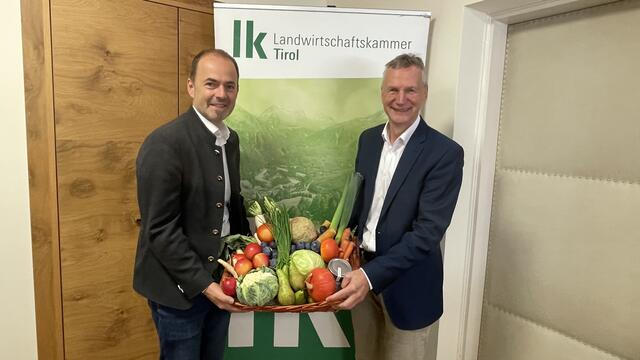 LK-Präsident Josef Hechenberger und Fachbereichsleiter Wendelin Juen zeigen sich mit der Ernte heuer zufrieden.