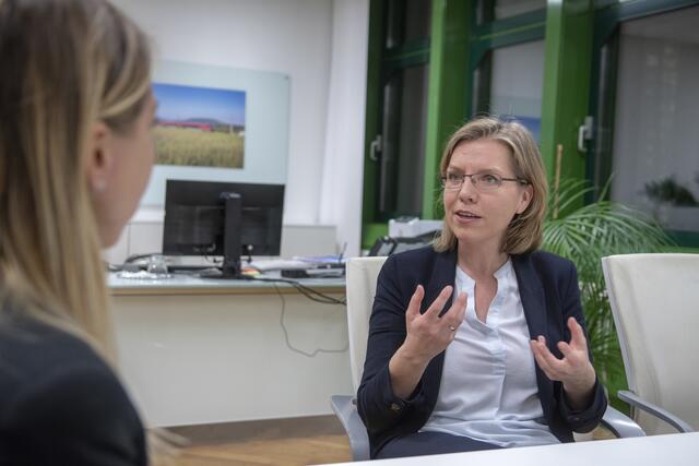Umwelt- und Infrastrukturministerin Leonore Gewessler (Grüne) übergab den finalen Entwurf nun an den Koalitionspartner. | Foto: Markus Spitzauer