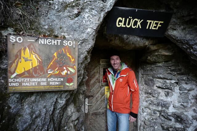 Anton Kraushofer führt gerne durch die Hermannshöhle. | Foto: Santrucek