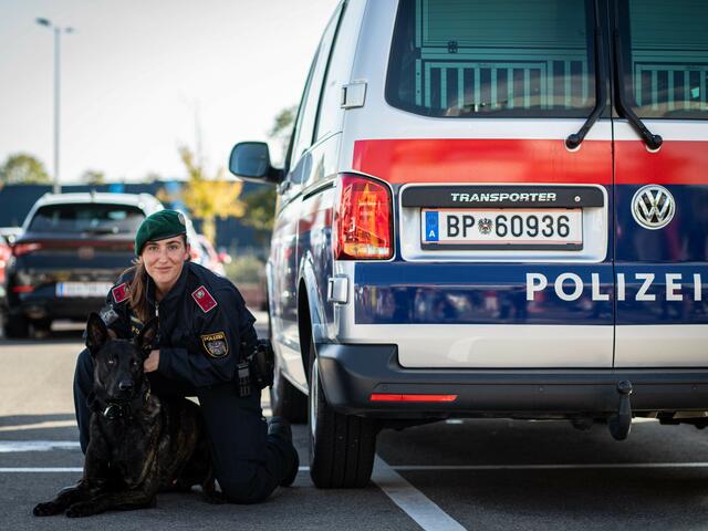 Revierinspektorin Julia R. fand mit Polizeidiensthund „Tell“ das Tatmesser des Beziehungstreits. | Foto: LPD/Katharina Plozner