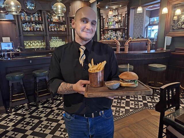 Restaurantleiter Thomas Darvas empfiehlt vor allem den Trinity Burger. | Foto: Copyright: Michael Ellenbogen 