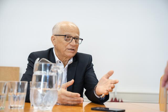 Eine persönliche Bilanz zu 20 Jahre Landespolitik: Hans Seitinger erzählt über umgesetzte Schwerpunkte, vergisst aber auf die Rückschläge nicht. | Foto: Ekatarina Paller