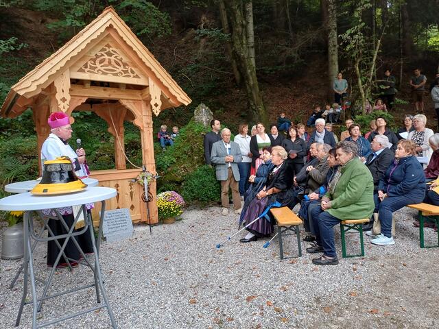 Viele Besucher kamen, um der Glockenweihe beizuwohnen. | Foto: Josef Schwarz