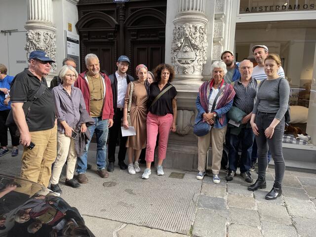 Die Angehörigen und Nachkommen rund um den neuen Erinnerungsstein in der Heinrichsgasse 4. | Foto: Teischl/RMW