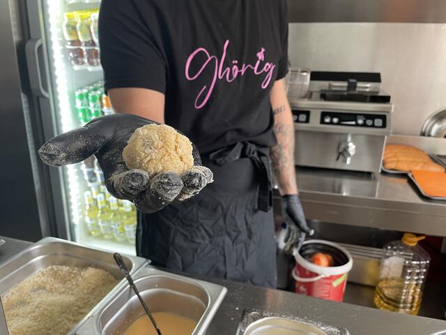 Der "ghörig ball": Käsespätzle umhüllt von einer speziellen Panade.  | Foto: Verena Kriechbaum