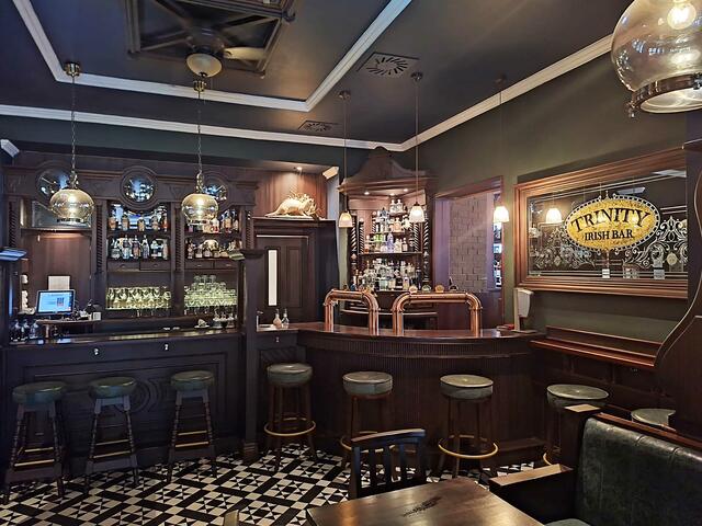 Das edle Interieur der "Trinity Irish Bar" lädt zum Chillen ein. | Foto: Copyright: Michael Ellenbogen 