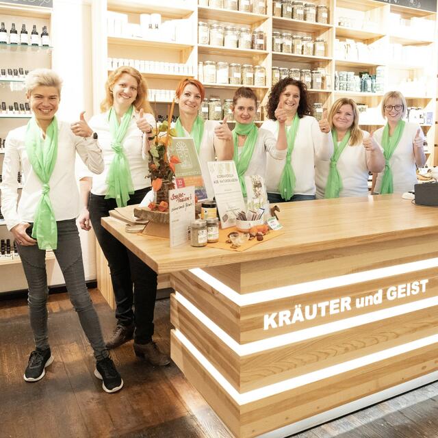 Sandra Vielmetti (3. v. r.) mit ihren "Kräuter und Geist"-Kolleginnen Sabine, Silvia, Silke, Karina, Karin und Steffi (v. l.). | Foto: Alois Endl