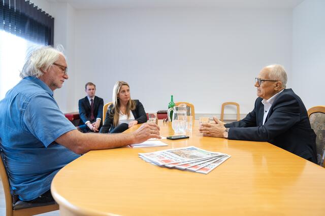 Eine fast so nüchterne Gesprächslandschaft, wie bei den ORF-Sommergesprächen: Hans Seitinger in der MeinBezirk-Redaktion in Bruck. | Foto: Ekatarina Paller