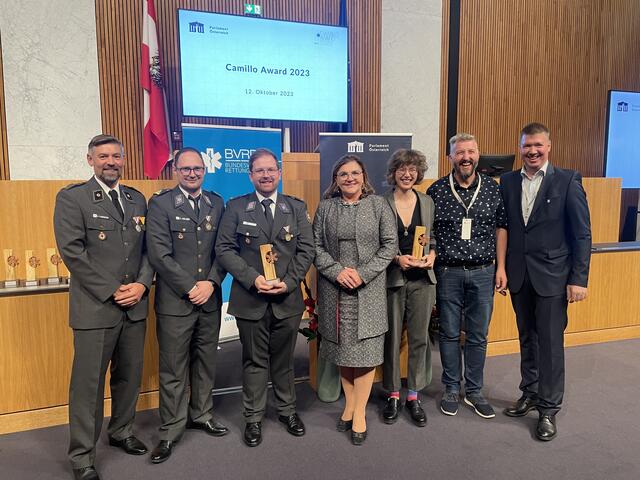 Mit den Tiroler Rotkreuz-Preisträger:innen freuen sich Alexandra Tanda (Mitte) und Stefan Hofmarcher (2.v.r.), Geschäftsführerin und stellvertretender Geschäftsführer vom Roten Kreuz Innsbruck, sowie der Obmann des Roten Kreuzes Innsbruck, Rupert Stöckl (r.) | Foto:  Francesco Steiner