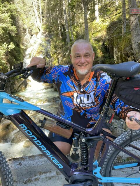 Strong Man Franz Müllner möchte seine Backmischung international bekannt machen und hat sie daher bei seinen Reisen immer mit im Gepäck. | Foto: Franz Müllner