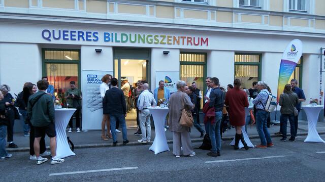 Am 12. Oktober wurde das erste queere Bildungszentrums in ganz Österreich in der Windmühlgasse 15 eröffnet.  | Foto: Andreas Pölzl