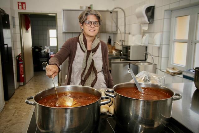 Freiwillige Helferin Franceska musste diesmal das Essen nur aufwärmen.